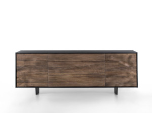 Шкаф из массива дерева с распашными дверцами и ящиками