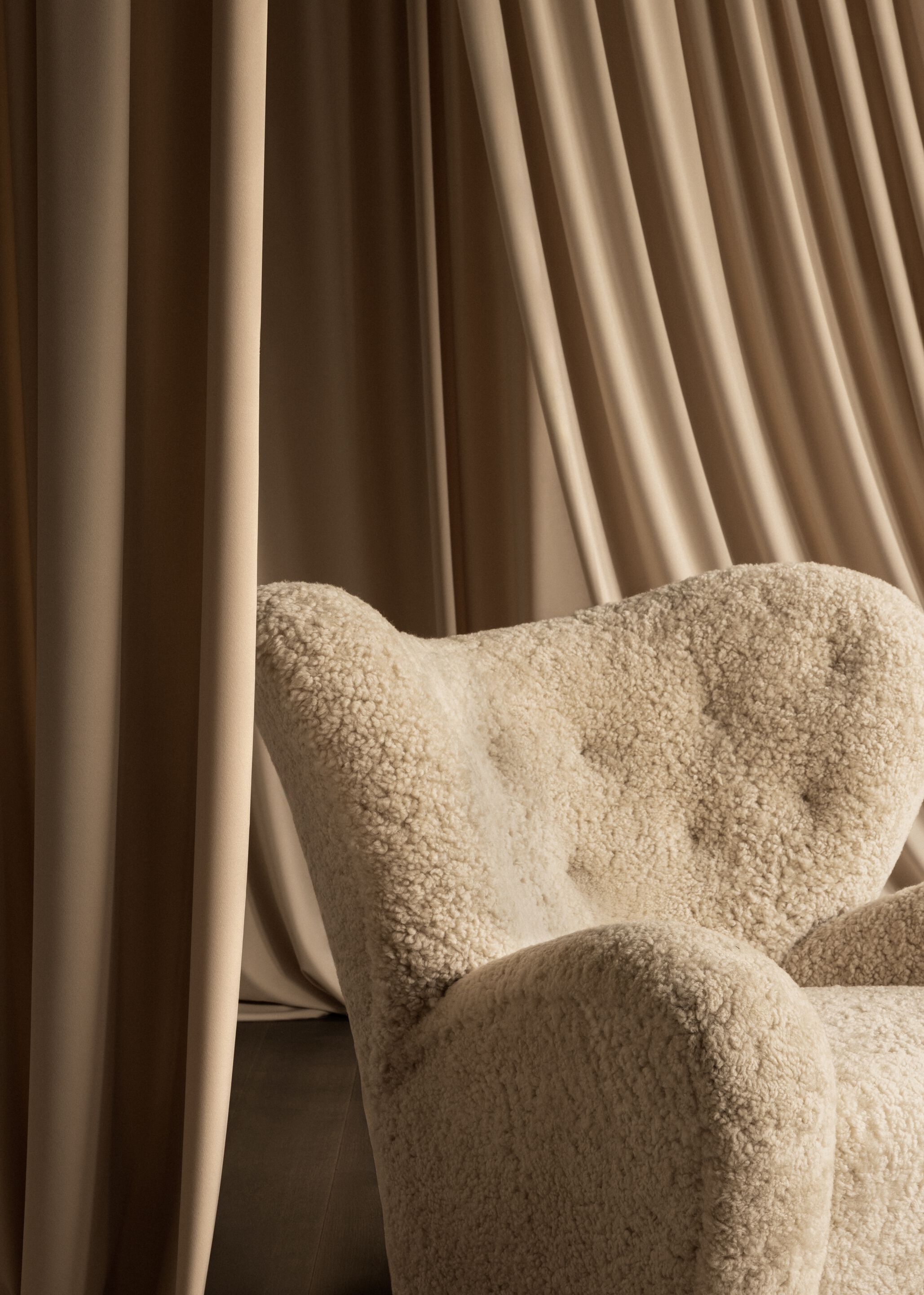 Кресло из овчины с подлокотниками Audo Copenhagen The Tired Man ARCH-00021598 - Вид №7