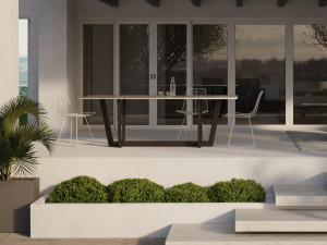 Прямоугольный стол со стальным основанием и ламинированным верхом