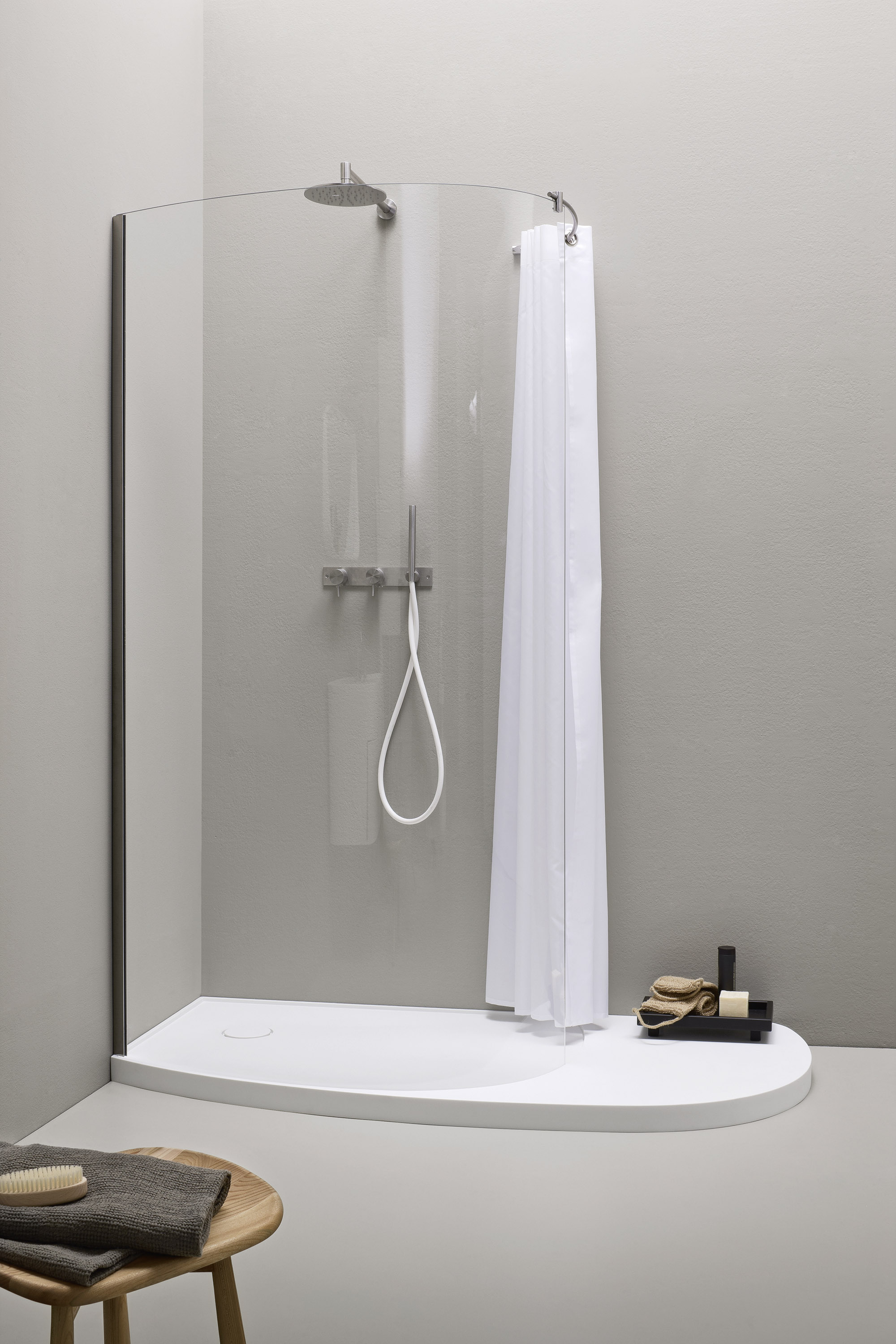 Ванная комната с душевым поддоном и шторкой дизайн фото