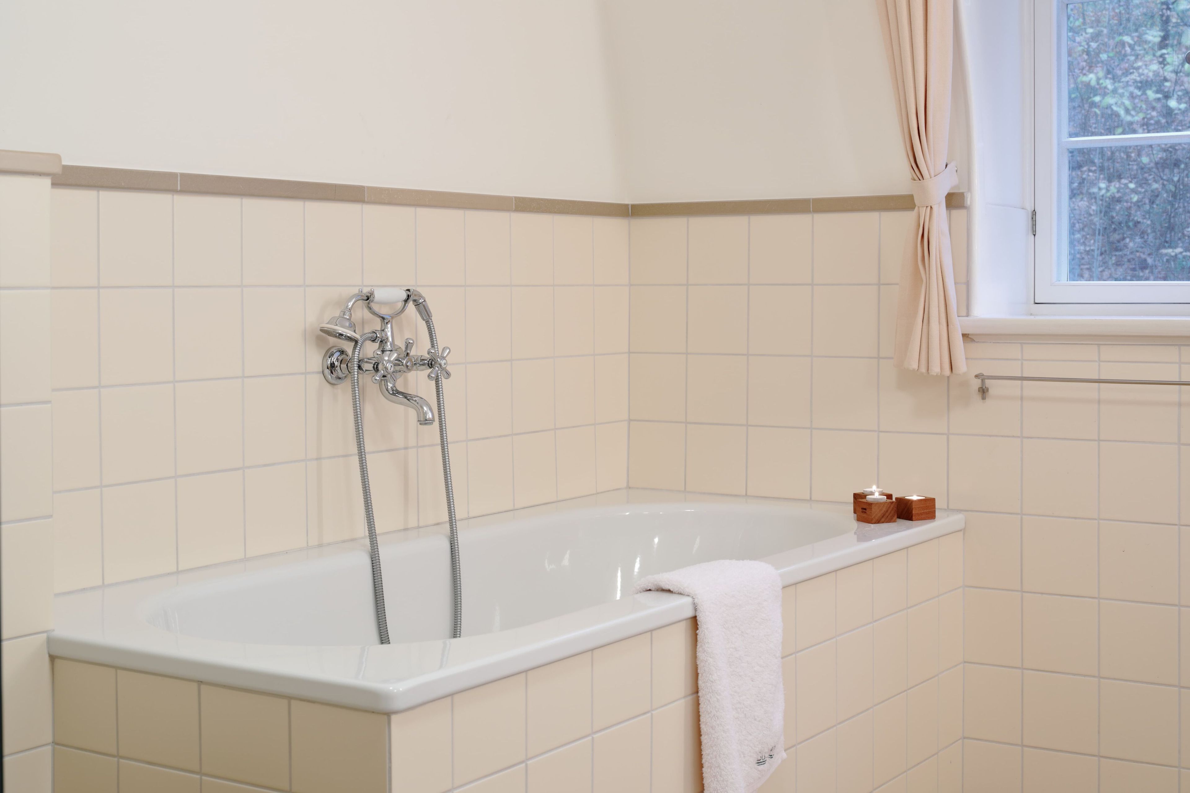 Настенный наружный смеситель для ванны с ручным душем THPG 173758 ARCH-00125295 - Вид №1