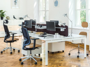 Несколько столов со звукопоглощающими перегородками