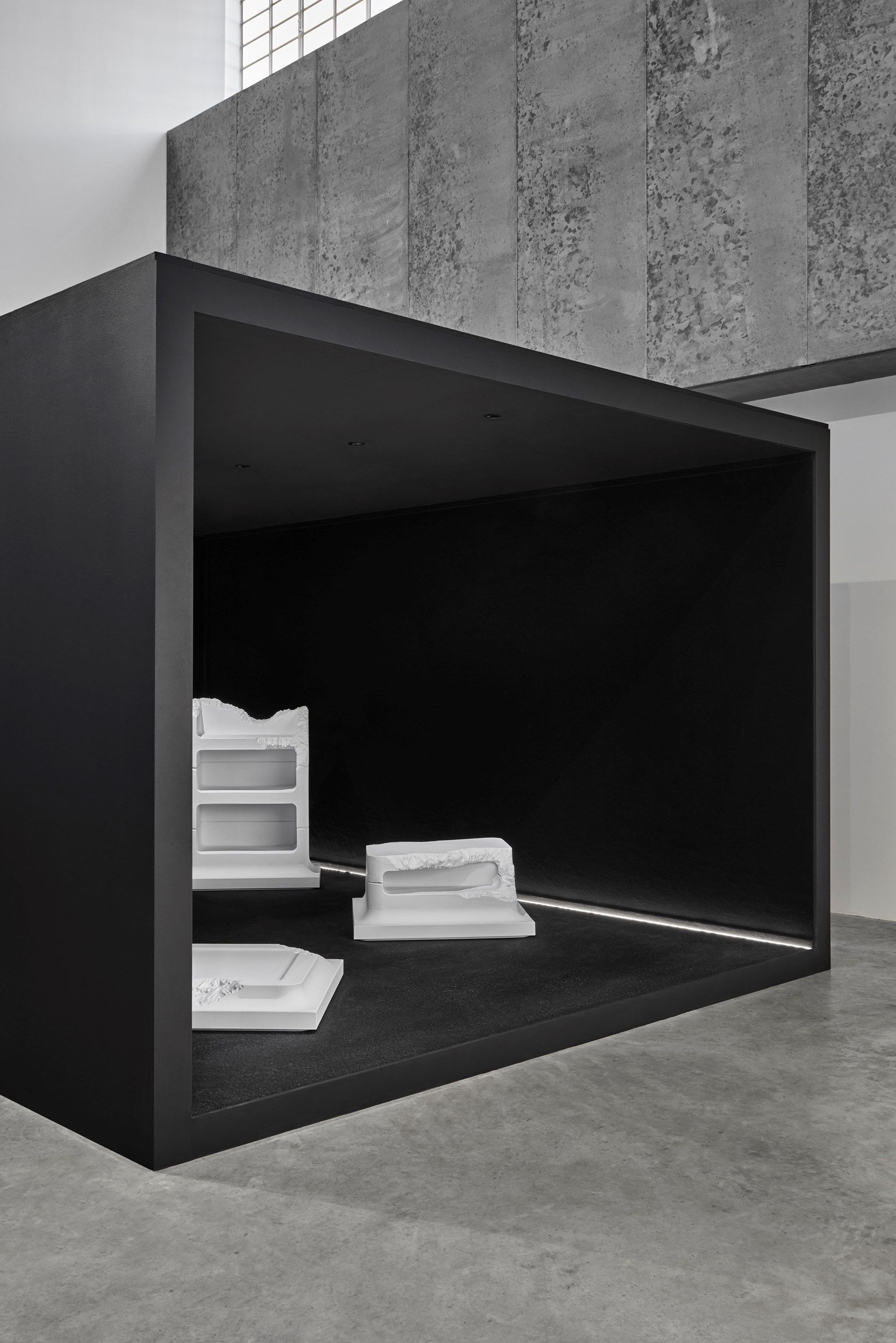 Низкий журнальный столик из пенополиуретана Gufram The sculpted series ARCH-00032123 - Вид №4