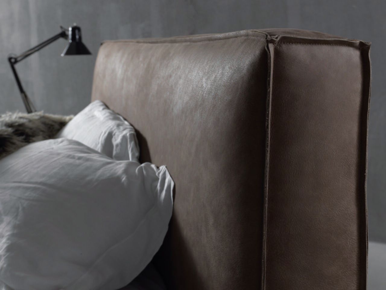 Кожаная двуспальная кровать с мягким изголовьем GRUPPO FOX ночь Фокса ARCH-00061368