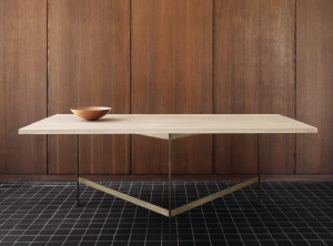 Деревянный прямоугольный обеденный стол с металлической основой