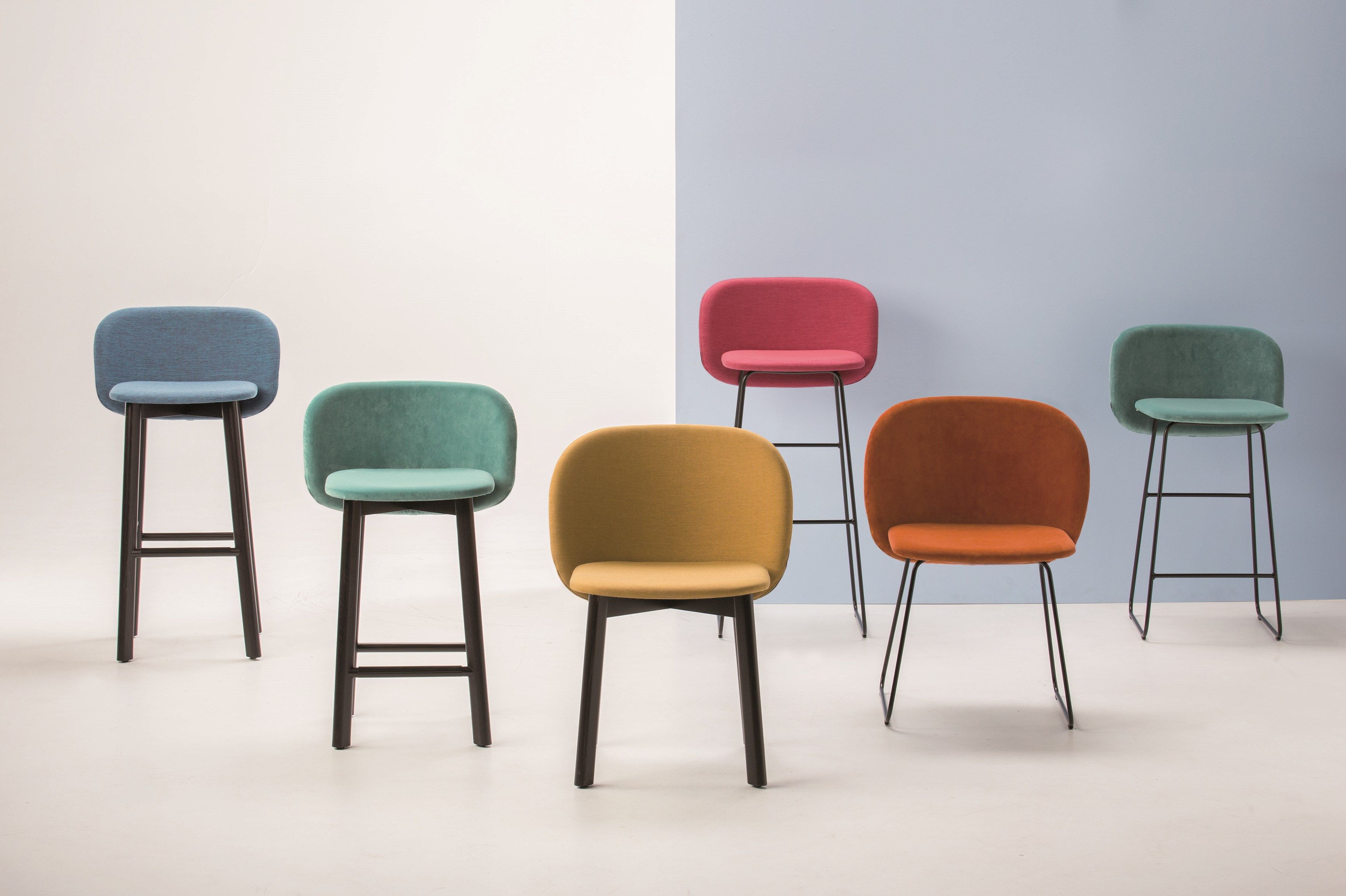 Высокий табурет из ткани с подставкой для ног CHAIRS & MORE ARCH-00051105 - Вид №3