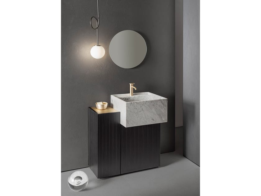 Состав ванной комнаты с раковиной из каррарского мрамора, лампой и зеркалом Pirovano Пилар ARCH-00120119