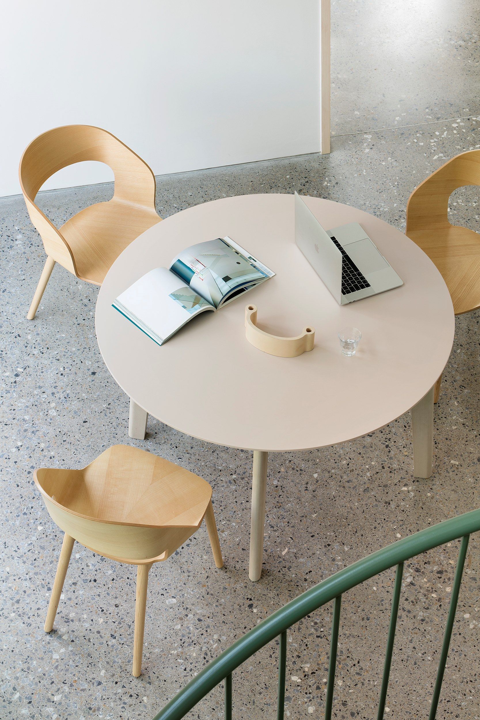 Стул из ясеня с подлокотниками Vergés Goose ARCH-00122147 - Вид №10