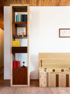 Книжный шкаф с ящиком и контейнером