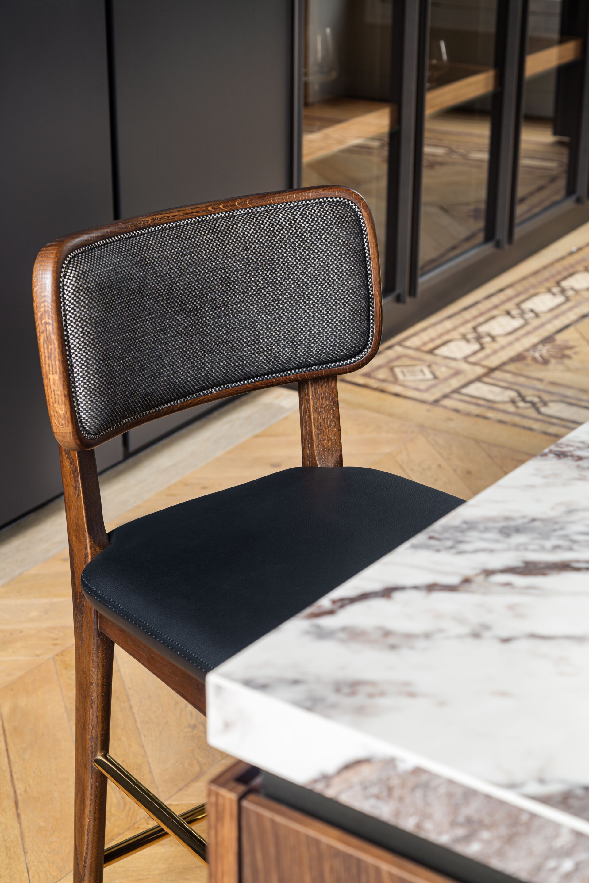 Высокий деревянный табурет со встроенной подушкой и плетеной спинкой RED EDITION плетеная ARCH-00035114 - Вид №9