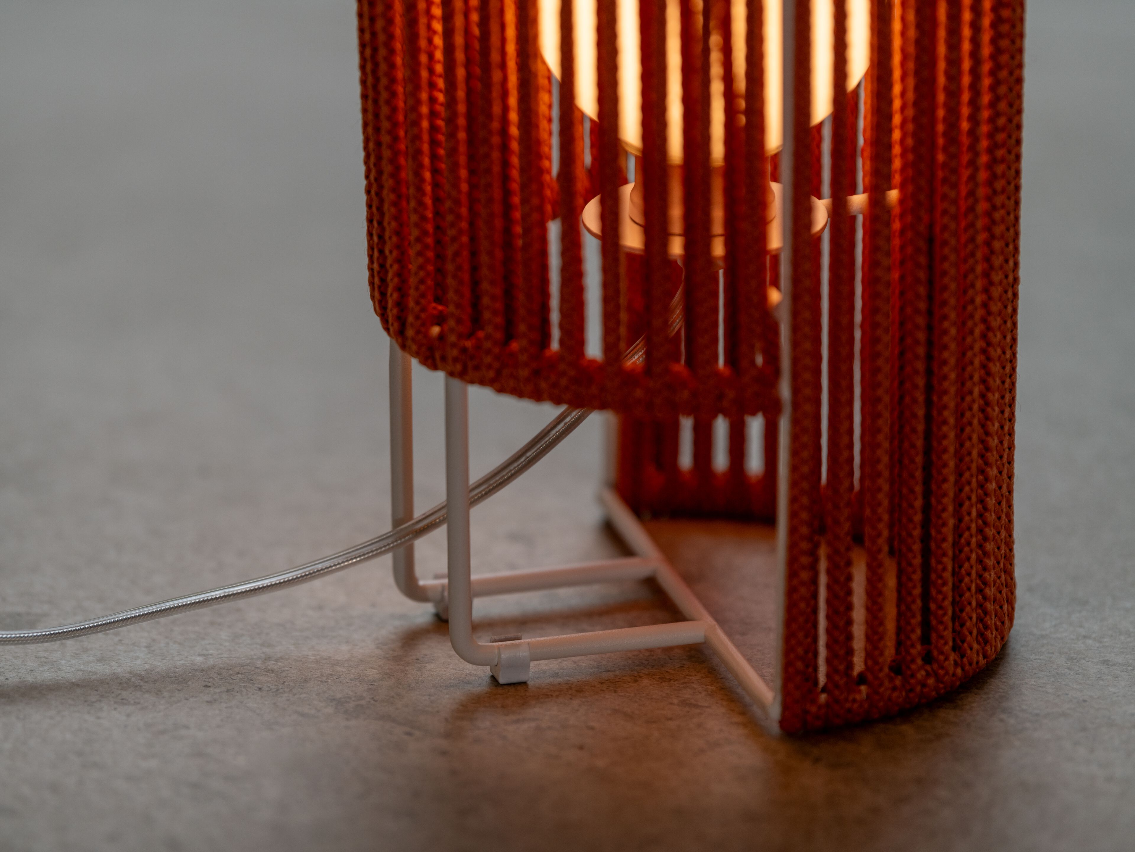 Светодиодная настольная лампа из переработанного металла и веревки Olé Lighting Habe ARCH-00042412 - Вид №3