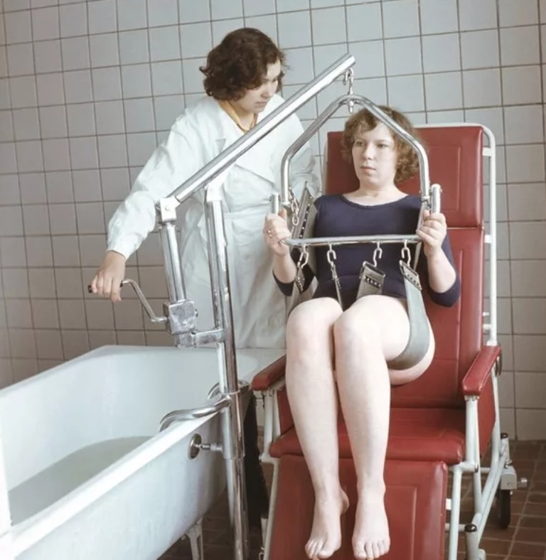 Приспособления для инвалидов в ванную. Ванна для тяжелобольных. Приспособления для перемещения пациента. Ванны для инвалидов лежачих больных. Купание лежачего