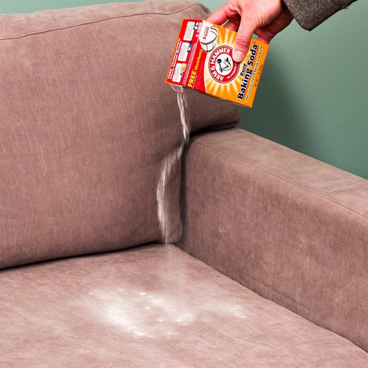 Чем почистить диван от запаха