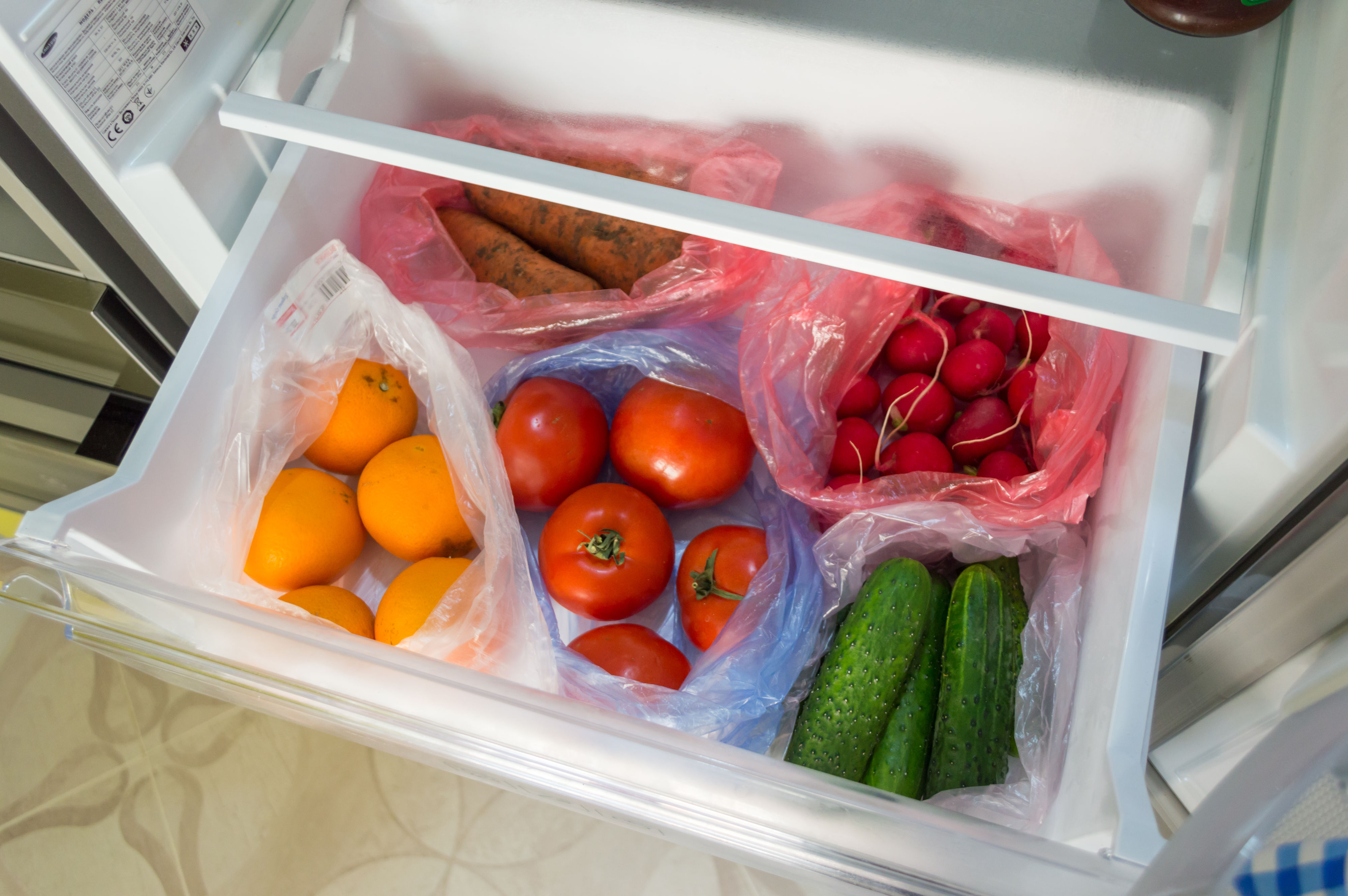 Как сохранить тюльпаны в холодильнике. Холодильник для хранения овощей и фруктов. Хранение овощей. Правильное хранение овощей и фруктов. Пакеты для хранения овощей.