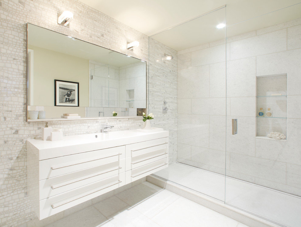 Ванная в светлых тонах. Белая ванная комната. Зеркало в интерьере ванной комнаты. Ванная с большим зеркалом.