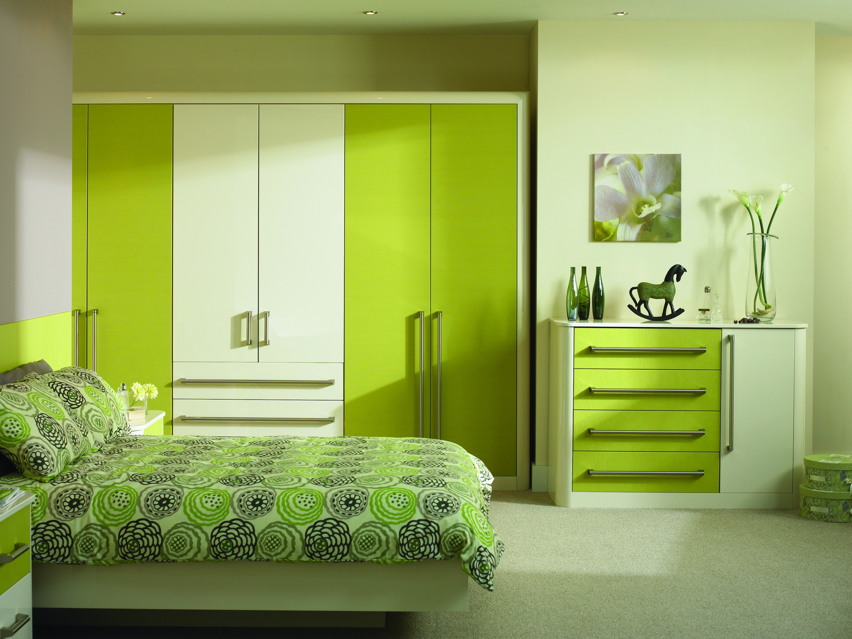 Желтовато зеленый цвет какой. Спальня в земляных тонах. Зеленая спальня. Спальня в салатовом цвете. Спальня в зеленых тонах.