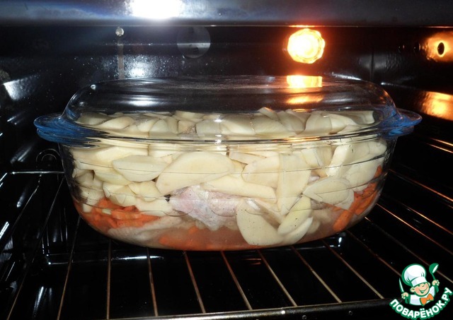 Рецепт курицы в стеклянной посуде. Картошка в стеклянной посуде в духовке. Блюда в духовке в стеклянной форме. Блюда в утятнице. Блюда в стеклянной кастрюле в духовке.