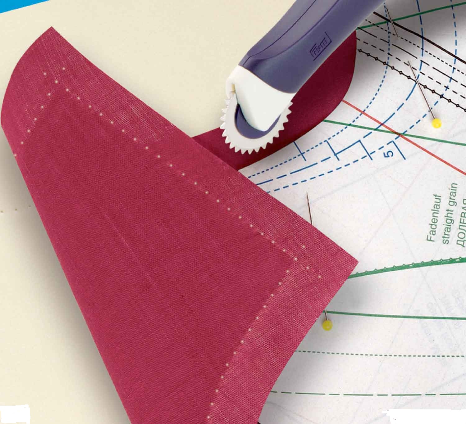 Раскроенный материал. Раскрой ткани. Копировальная бумага для шитья. Раскройка ткани. Раскрой одежды.