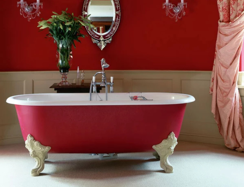 Ванна ру интернет. Ванна в Красном цвете. Элитная сантехника для ванной. Ванная в красных тонах. Красная ванная чугунная.