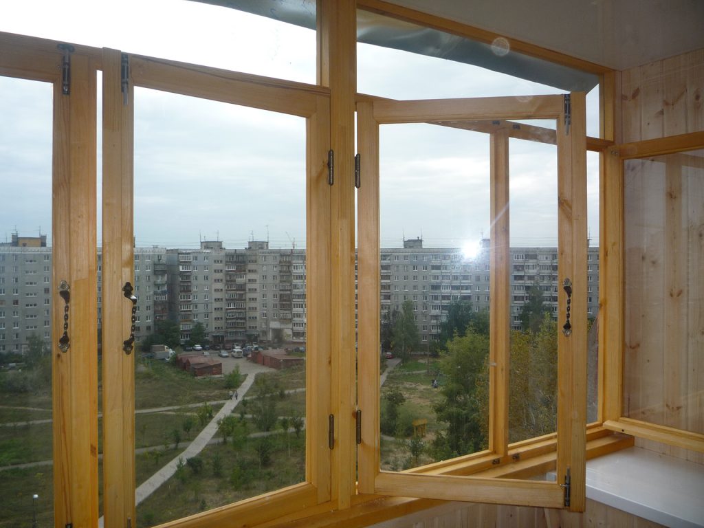 Пластиковые окна ухта. Лоджия с деревянными окнами. Деревянные балконные рамы. Оконная рама деревянная. Деревянное остекление балкона.