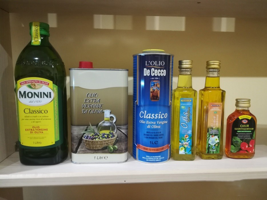 Оливковое масло после срока годности. Хранение оливкового масла. Хранение растительного масла. Оливковое масло в холодильнике. Хранение растительного масло в баклажках.