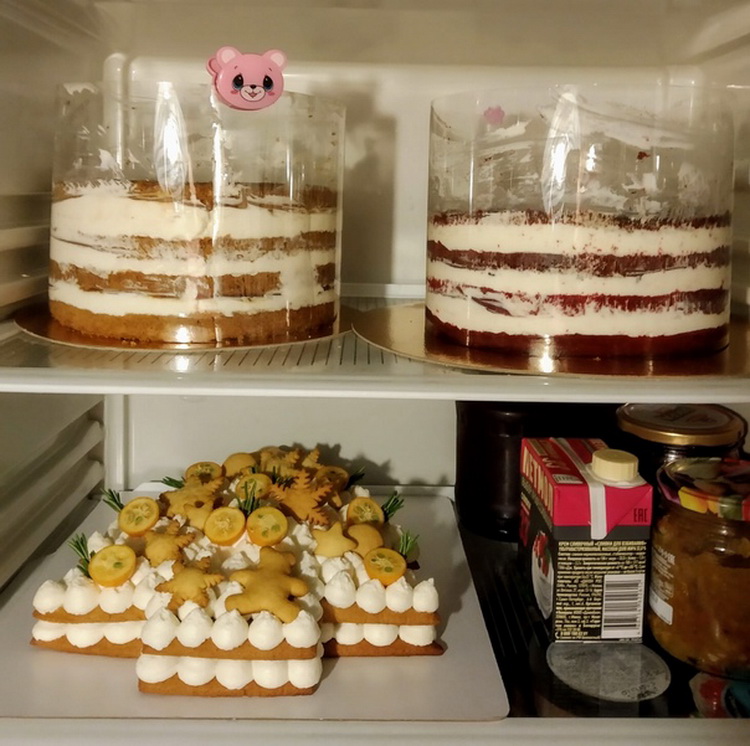 Можно хранить торт в морозилке. Холодильник для тортов. Хранение тортов. Много тортов в холодильнике. Торт домашний в холодильнике.