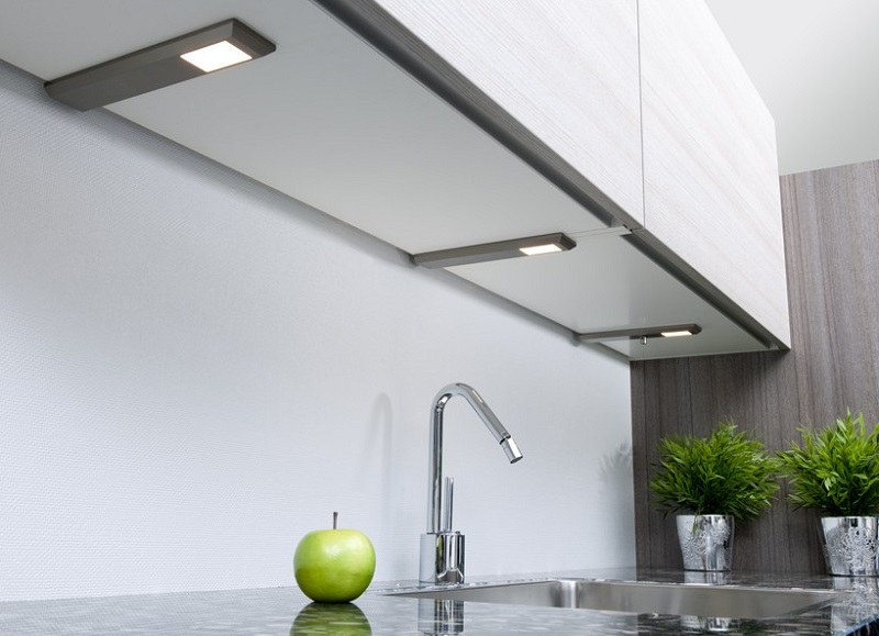Светильник подсветка для кухни. Встроенная подсветка для кухни. Светодиодные светильники для кухни. Светильники на кухонный гарнитур.