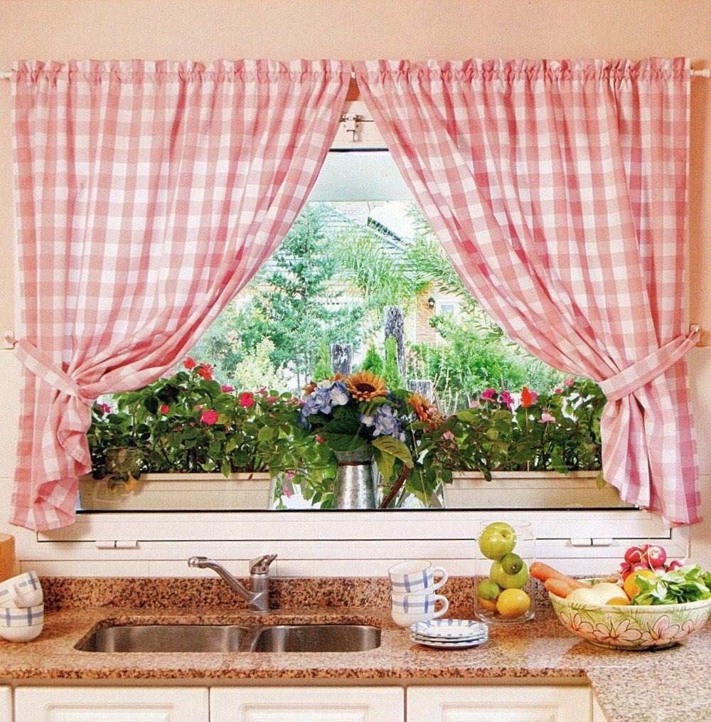 Лучшая штора на кухню. Кухонные шторы. Занавески на кухонное окно. Шторки на кухню короткие. Шторки для кухни в деревенском стиле.