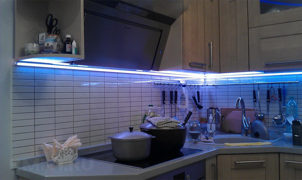 Лучшие подсветки для кухни. 6500 Кельвинов подсветка рабочей зоны кухни. Светодиодная подсветка для кухни. Светодиодная лента на кухню. Диодная подсветка на кухне.