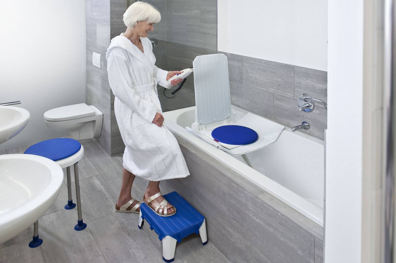 Гигиеническая ванна пациента. Aquatec Orca. Ванна для инвалидов sl9146. Ванна для инвалидов и пожилых людей. Приспособления для пожилых в ванной комнате.